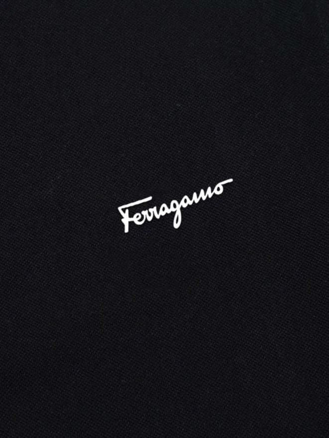 Ferragamo, the most New Arrival short-sleeved POLO shirt of the year, is handsome and fashionable, with a patterned logo on the chest, and is a simple Versatile style. The fabric is piqué cotton. It is not only stiff and maintains a trendy silhouette, but also comfortable to wear. The yarn is more delicate. Sizes M-3XL